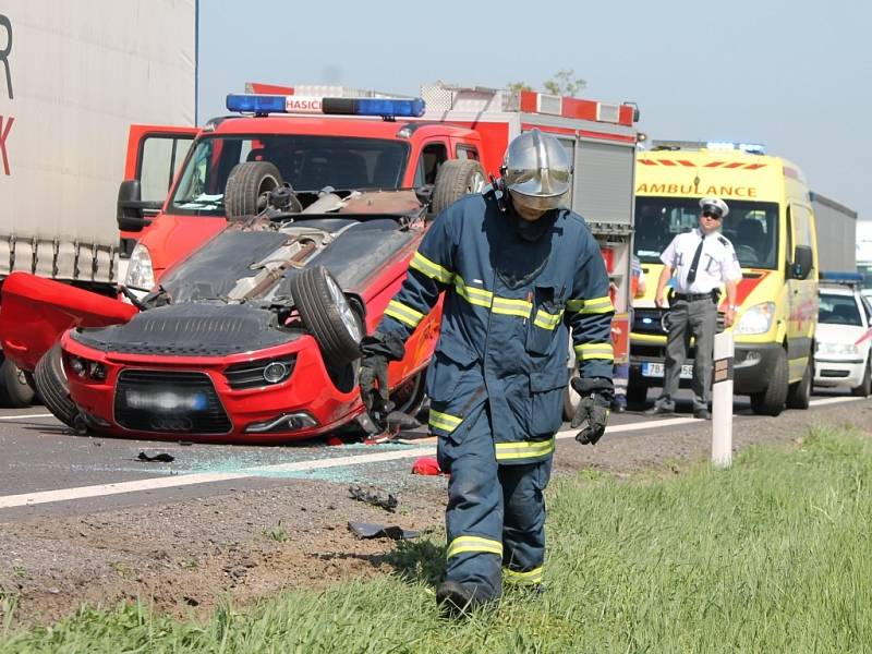 Dopravu na silnici ze Znojma na Hatě zkomplikovala srážka tří osobních aut v prostoru hlavní silnice a odbočky na letiště.