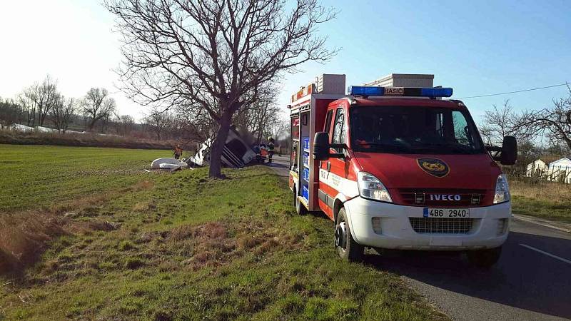 Lehkým zraněním řidiče kamionu skončila ve čtvrtek odpoledne havárie u Křidlůvek. Převrácený náklaďák skončil v příkopu.