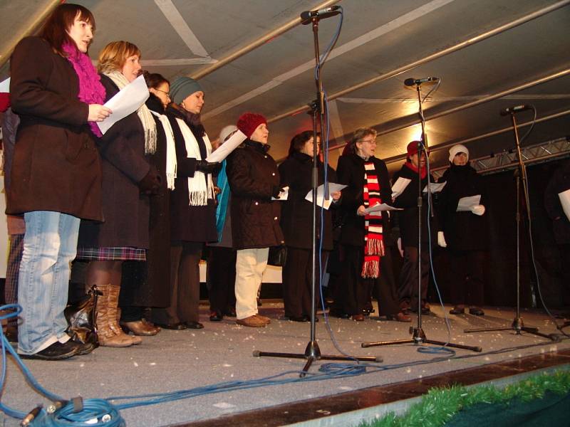 Asi stovka lidí dorazila na Horní náměstí ve Znojmě na akci Česko zpívá koledy, kterou pořádaly Deníky Rovnost na řadě míst země. Koledy zazpívalo na pódiu asi dvacet členů Pěveckého sdružení Vítězslav Novák spolu se členy redakce Znojemského deníku. 