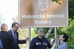 Informativní značky Historická hranice Moravy odhalili  mezi Hevlínem a Laa an der Thaya  představitelé Moravské národní obce společně s vedením příhraničního Hevlína.