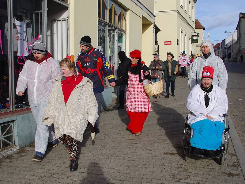 Klienti a pracovníci charitního stacionáře sv. Damiána ze znojemského Hradiště prošli Znojmem v masopustním průvodu.