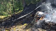 V těžko přístupném terénu u Horních Kounic hořel kousek lesa.
