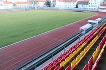 Fotbalové hřiště na znojemském atletickém stadionu určené pro prvoligová utkání má zatím jen nový vyhřívaný trávník. Na ostatní opravy musí čekat. 