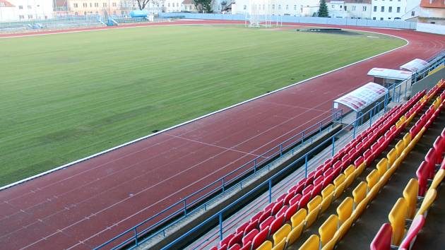 Fotbalové hřiště na znojemském atletickém stadionu určené pro prvoligová utkání má zatím jen nový vyhřívaný trávník. Na ostatní opravy musí čekat. 