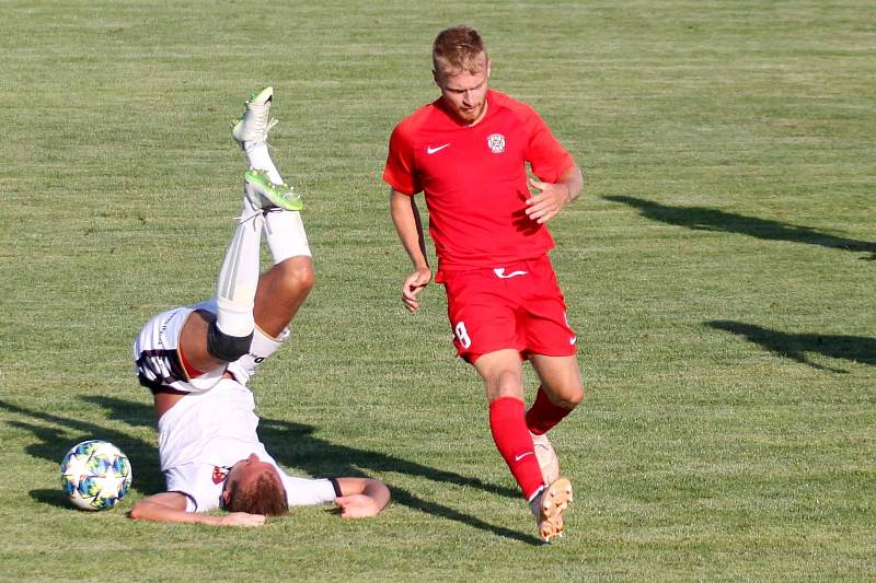 Tasovičtí fotbalisté (v bílém) prohráli v prvním kole nového ročníku divize D s B-týmem Zbrojovky Brno 1:5.