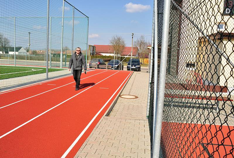 Multifunkční sportovní areál v sousedství základní školy v Hevlíně. Na snímku místostarosta Václav Čaj