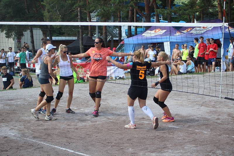 Volejbalový turnaj týmů mužů a žen na pláži Vranovské přehrady.