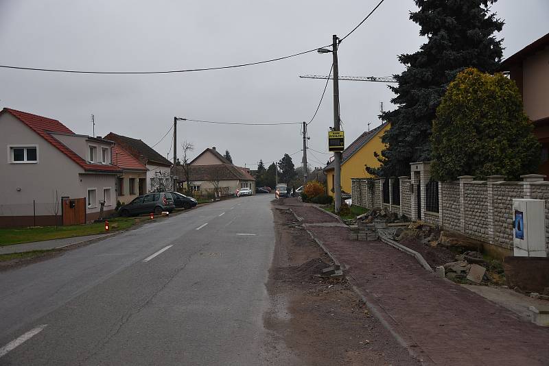 Nové chodníky, komunikace i veřejné osvětlení. Znojemští investují do oprav přes čtyřicet milionů korun. Na snímku Načeratice.