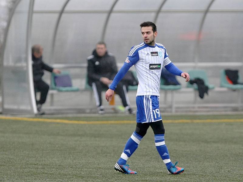 Fotbalisté Znojma (v modrobílém) podlehli Jihlavě 1:4.