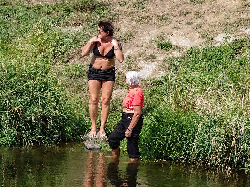 Stovky diváků se v neděli přišlo podívat na tradiční znojemskou Neckyádu. Na řeku vyplulo třináct origináních plavidel.