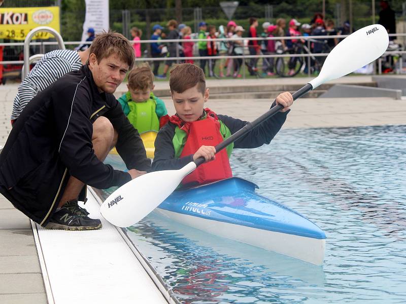 Na sedm set malých sportovců si vyzkoušelo šestnáct druhů sportů. Od plavby v malých kanoích, přes údery taekwo-do, floorbal, volejbal, až třeba po přetahování lanem.