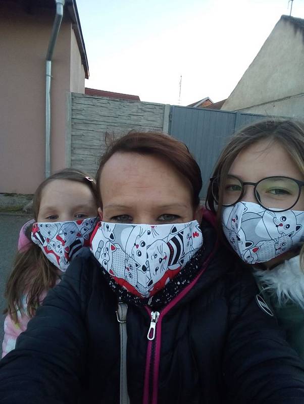 Na naši výzvu na sociálních sítích reagovaly desítky čtenářek a čtenářů, kteří nám poslali svá selfie s roušku. Patří k nim i Jaja VN Vorlické.