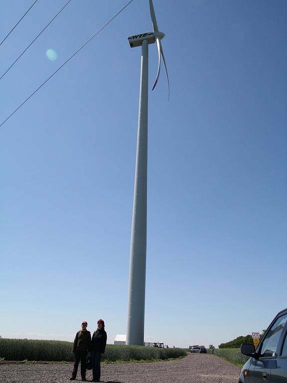 Světový den větru oslavili v sobotu na  větrné elektrárně v Banticích. Lidé mohli nahlédnout a dozvědět se zajímavosti o výrobě elektřiny. Den otevřených dveří navštívily desítky lidí. 