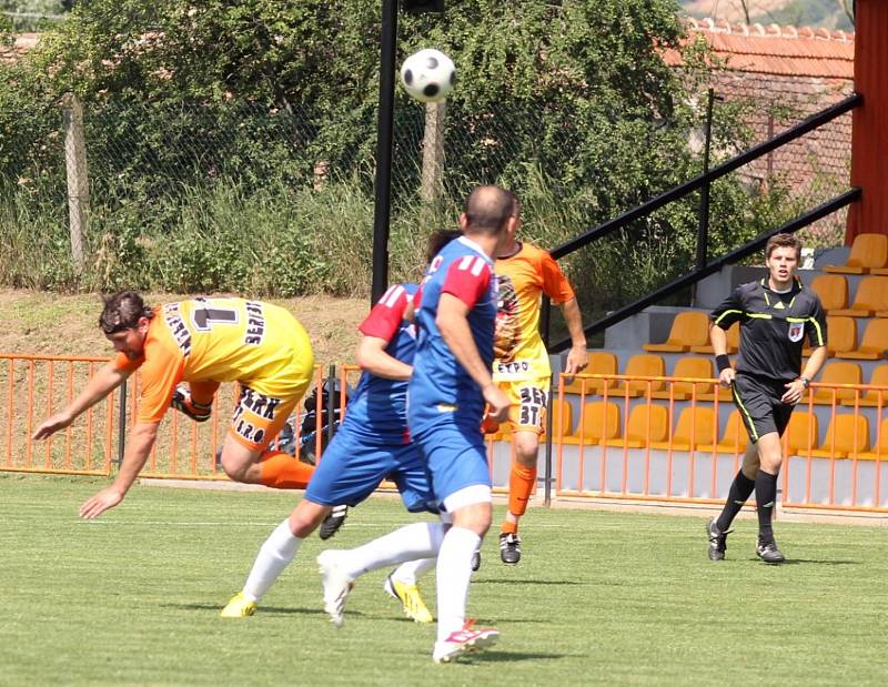 Fotbalisté IE Znojmo (v oranžovém) porazili vedoucí celek krajského přeboru Blansko 2:0.