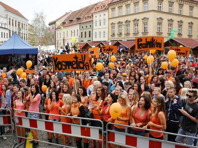 Červená, zelená, žlutá, bílá, černá, fialová a oranžová. To byly barvy, které symbolizovaly jednotlivé školy a učiliště, které měly na náměstí i vlastní prezentační místa.