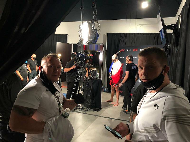 MMA zápasník Jiří "Denisa" Procházka si po bitvě plní mediální povinnosti.