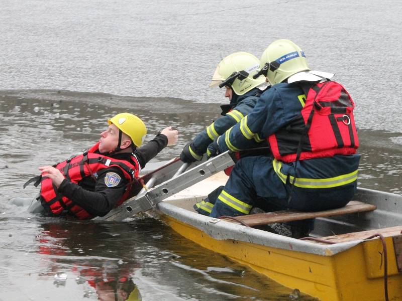 Moravskokrumlovští hasiči cvičili záchranu tonoucího, kterého neudržel příliš tenký led na rybníku.