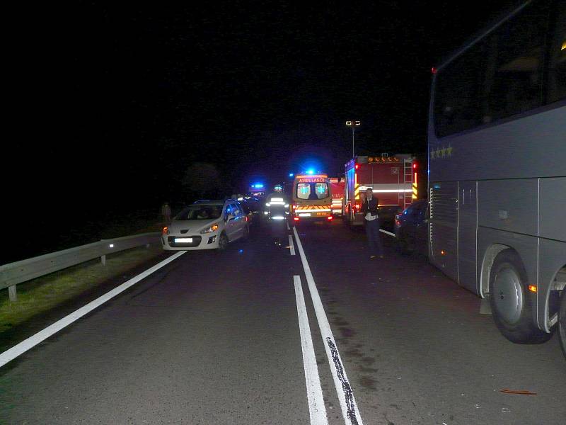 Autobus, dvě motorky a tři osobní auta se střetly v pátek před osmou hodinou večer mezi Pavlicemi a Olbramkostelem.