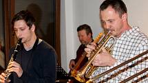 Znojemští Jazz Hunters odstartovali JazzFest Znojmo v hotelu Bermuda. Hostem byl Marek Rejhon z Kladna, který zahrál na kytaru, banjo a hosty bavil řadou historek z muzikantského prostředí dvacátých a třicátých let minulého století. 