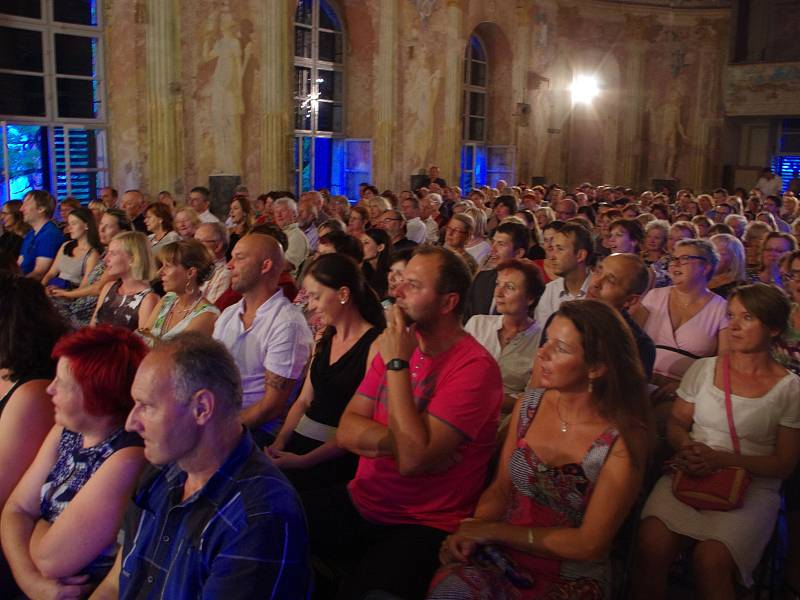 Hudební festival Znojmo již poosmé nabídl na uherčickém zámku recitál sopranistky Pavlíny Senic.