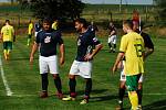 Lesoničtí fotbalisté (v modrém) sehráli druhou zářijovou neděli derby B-skupiny IV. třídy na hřišti sousedních Petrovic. Na zápas, v němž nakonec hosté padli 1:2, vyrazili dálkovým autobusem.