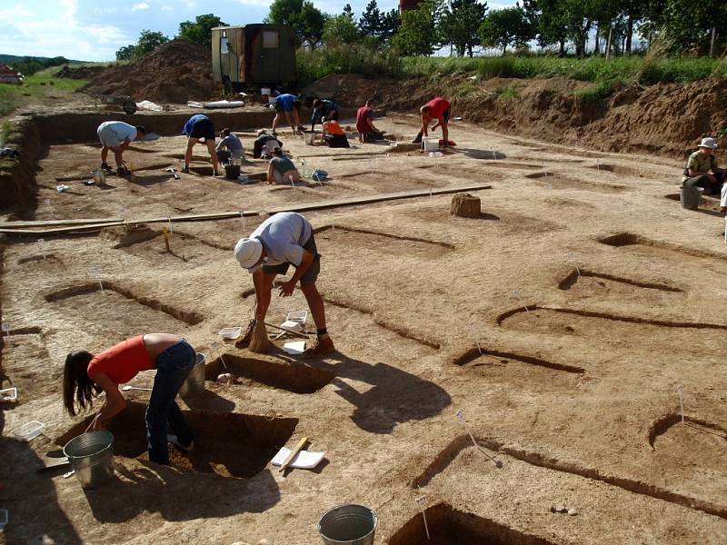 Archeolog Bohuslav Klíma nalezl na Hradišti u Znojma stovku hrobů z doby Velkomoravské říše. 