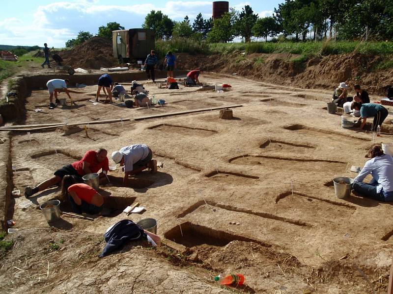 Archeolog Bohuslav Klíma nalezl na Hradišti u Znojma stovku hrobů z doby Velkomoravské říše. 