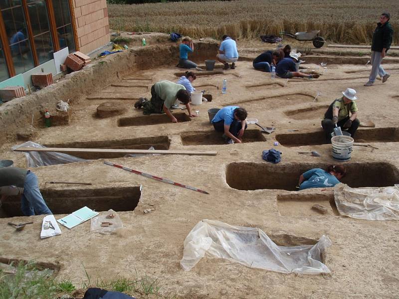 Archeolog Bohuslav Klíma nalezl na Hradišti u Znojma stovku hrobů z doby Velkomoravské říše. 