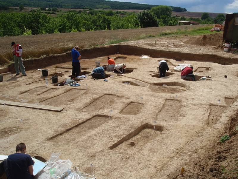 Archeolog Bohuslav Klíma nalezl na Hradišti u Znojma stovku hrobů z doby Velkomoravské říše. 