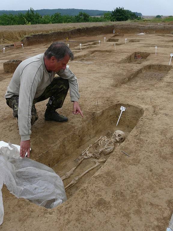 Archeolog Bohuslav Klíma nalezl na Hradišti u Znojma stovku hrobů z doby Velkomoravské říše. 