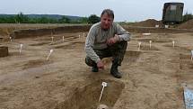Archeolog Bohuslav Klíma nalezl na Hradišti u Znojma stovku hrobů z doby Velkomoravské říše. 