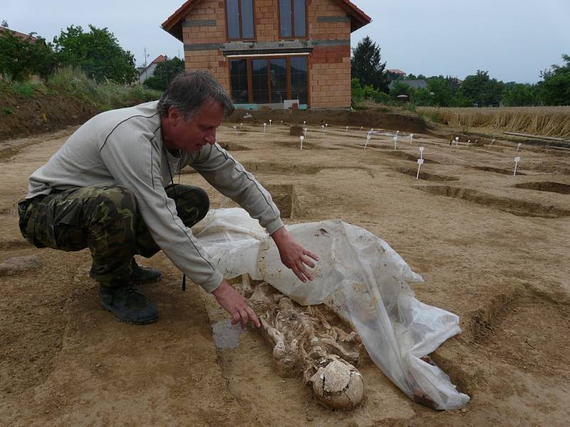 Archeolog Bohuslav Klíma nalezl na Hradišti u Znojma stovku hrobů z doby Velkomoravské říše. 