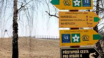 U Čížova na hranici Národního parku Podyjí se dochovalo tři sta metrů drátěného zátarasu s pozorovatelnou, kterou za komunismu využívala pohraniční stráž k ostraze stání hranice Československa. Jde o jediný původní úsek železné opony v zemi.