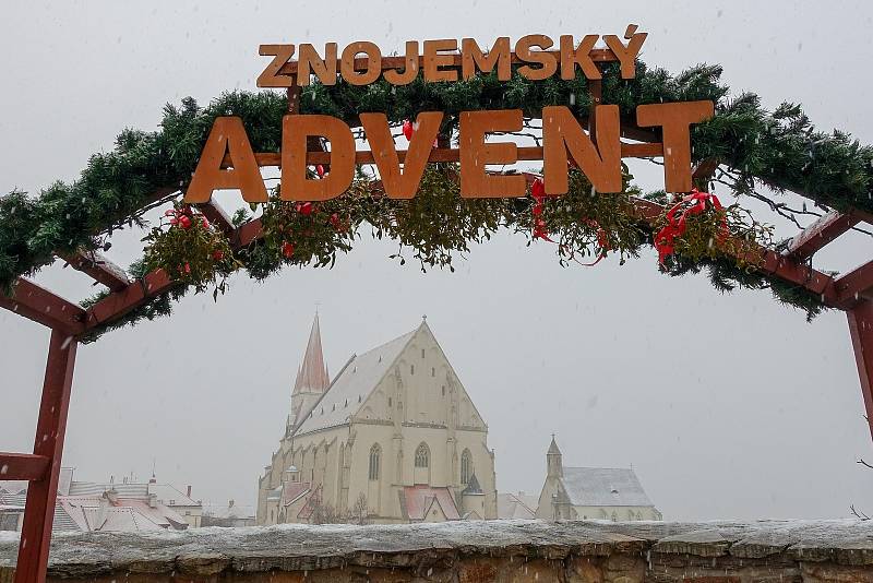 Poslední listopadový pátek dorazil do Znojma první sníh.