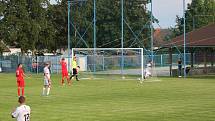 Fotbalisté Tasovic (v bílém) prohráli přípravné utkání na domácí půdě. Ve středu nestačili na Bohunice 2:3. Foto: František Šimík