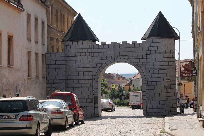 V centru Znojma už rostou vstupní brány pro Znojemské historické vinobraní. Letos se koná 13. a 14. září.