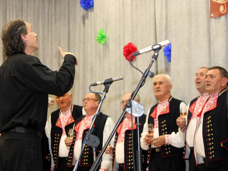 První Předhodové zpívání zorganizovali o poslední říjnové sobotě Mužáci z Tasovic. Hodonický kulturní dům praskal ve švech.