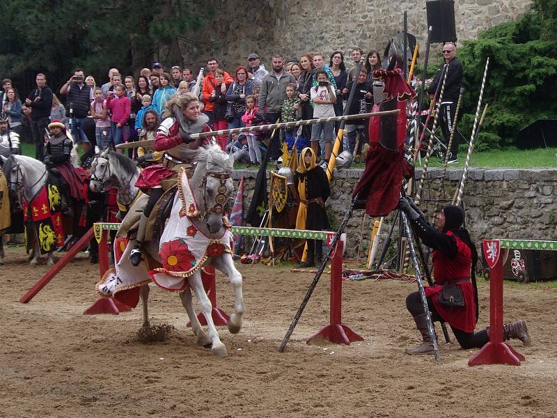 Tradiční Znojemské historické vinobrani ovládlo v pátek centrum města.U hradeb v Horním parku se opět konal jízdní rytířský turnaj.