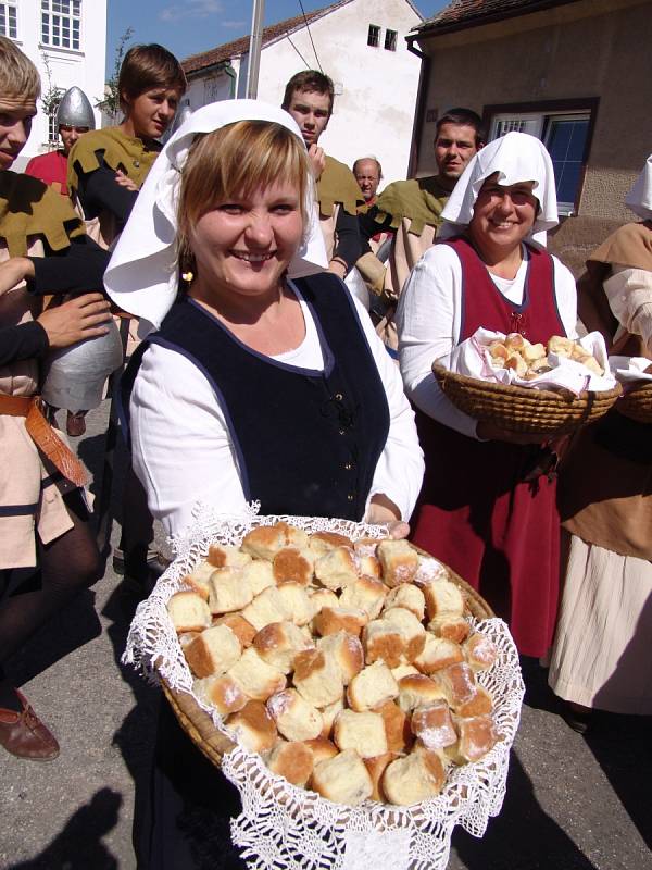 Centrum Jevišovic ožilo v sobotu tradičními Jevišovickými historickými slavnostmi.