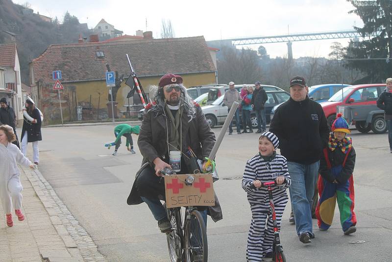 Masopustního veselí si užili i lidé z Koželužské ve Znojmě. Tradičně s několikadenním zpožděním.