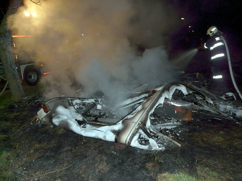 V noci z pondělí na úterý zemřel člověk při požáru karavanu v Horním Břečkově. 