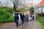 Strážci vinohradů, hotaři, vynesli se svými příznivci hroznového kozla do vinohradu nad Kraví horou u Znojma.