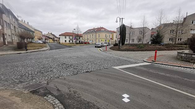 Na jihomoravských silnicích se objevily záhadné bílé čtverce.