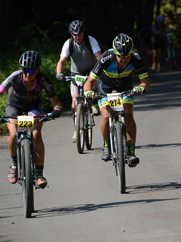 Už po třinácté vyrazily v sobotu desítky cyklistů na trasu Lahofer Cupu kolem Vranovské přehrady.