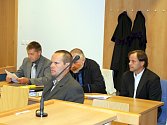Trojice znojemských policistů stanula ve středu 27. června u soudu kvůli tomu, že měla bývalé ženě starosty pomoci k tomu, aby nepřišla o řidičák.