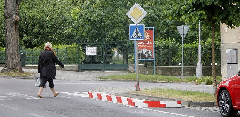 S novinkou přišla policie a znojemská radnice v některých ulicích města. Například v Jarošově ulici či v Loucké mají zvýšit bezpečnost chodců na přechodech červenobílé plastové obrubníky.