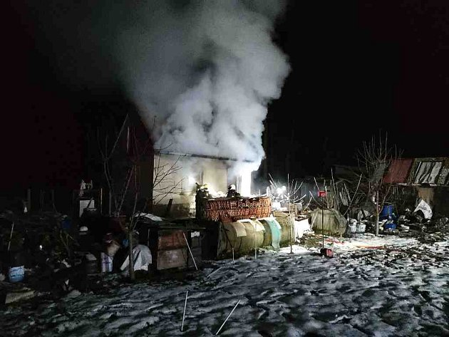 Požár chaty v Rakšicích: popáleného seniora zachránili hasiči v dýchací technice