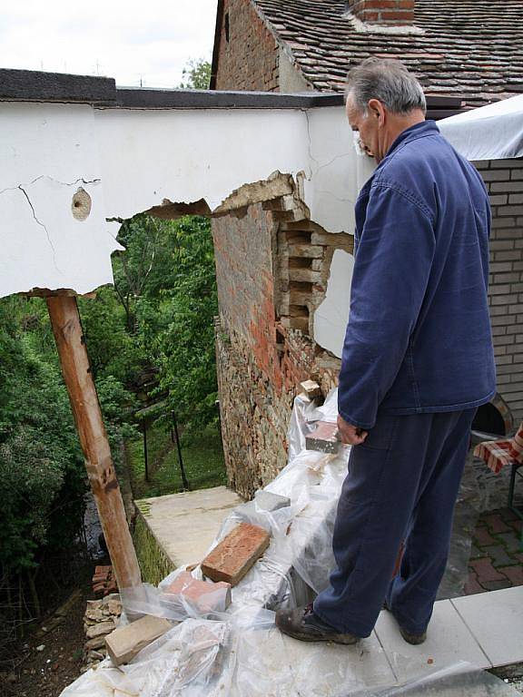 Manželé Mašovi přišli o kus zídky. Podemílá ji voda.