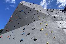 Nová lezecká stěna ve Znojmě je vysoká 13 metrů, nabízí 25 tras.