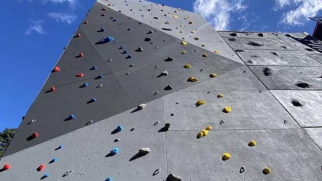 Nová lezecká stěna ve Znojmě je vysoká 13 metrů, nabízí 25 tras.